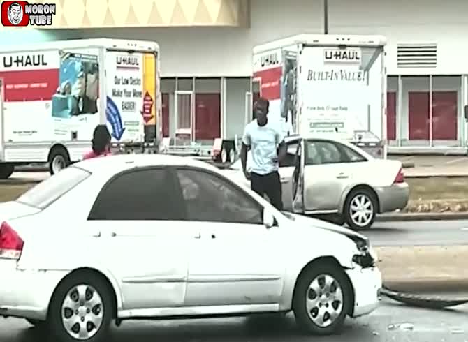 Video :This man loses it when he's on the road!